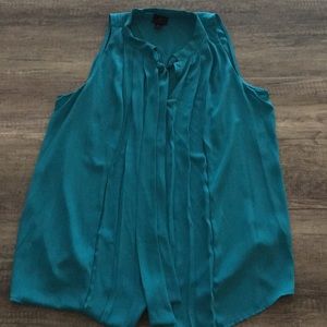 Women’s sleeveless blouse; pleated with scarf